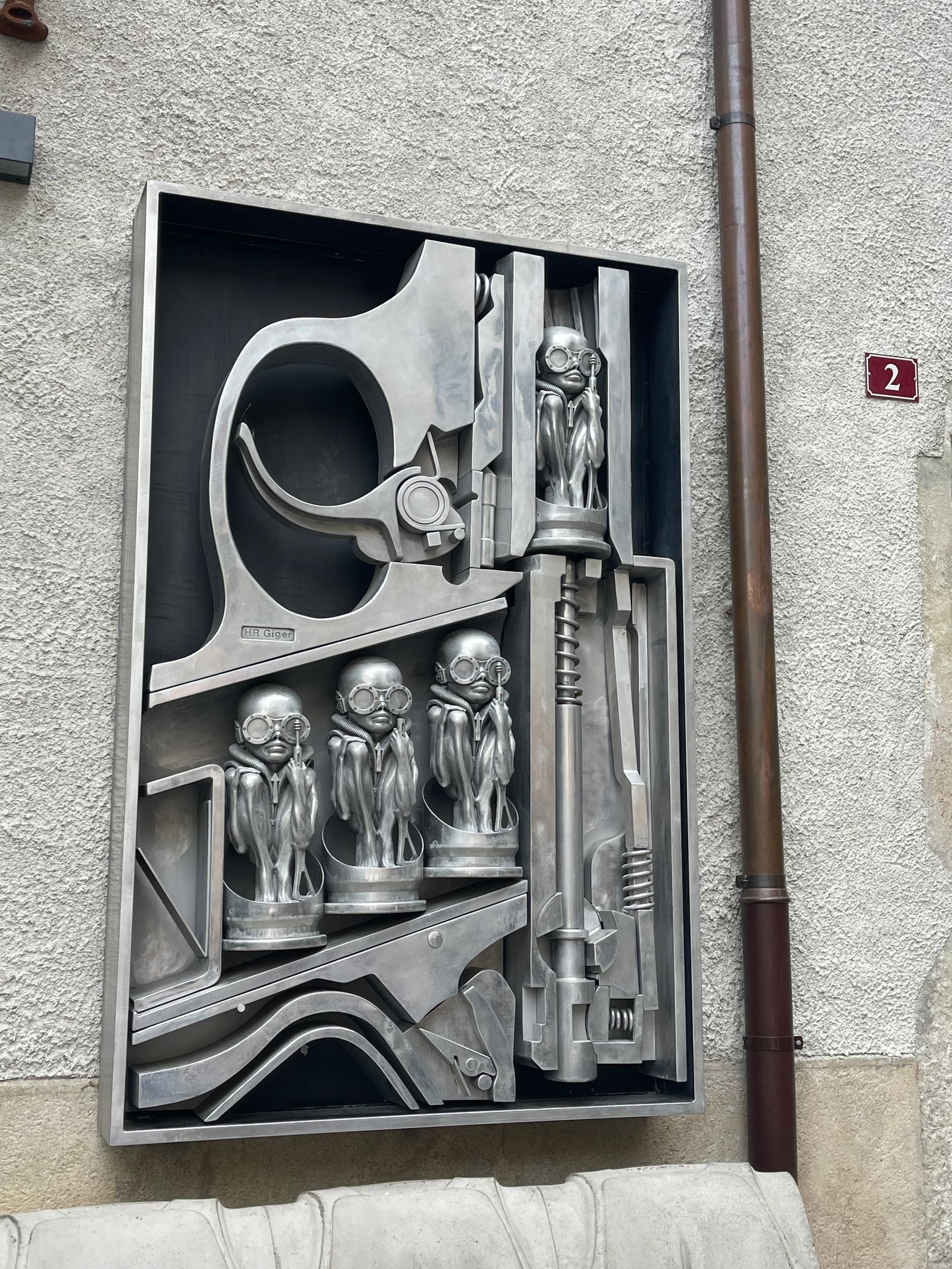 Figuren vor dem HR Giger Museum.